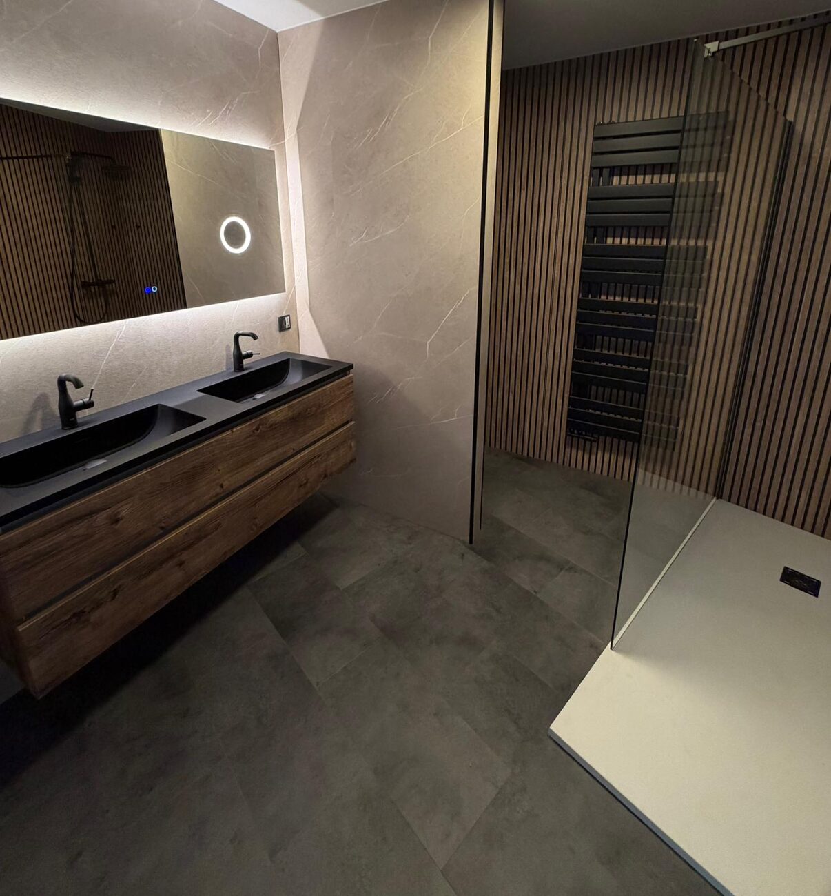 Moderne badkamer met houten wastafelmeubel en inloopdouche
