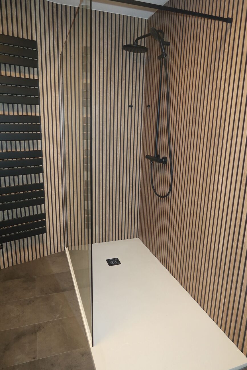 Moderne badkamer met houten lattenwand en inloopdouche