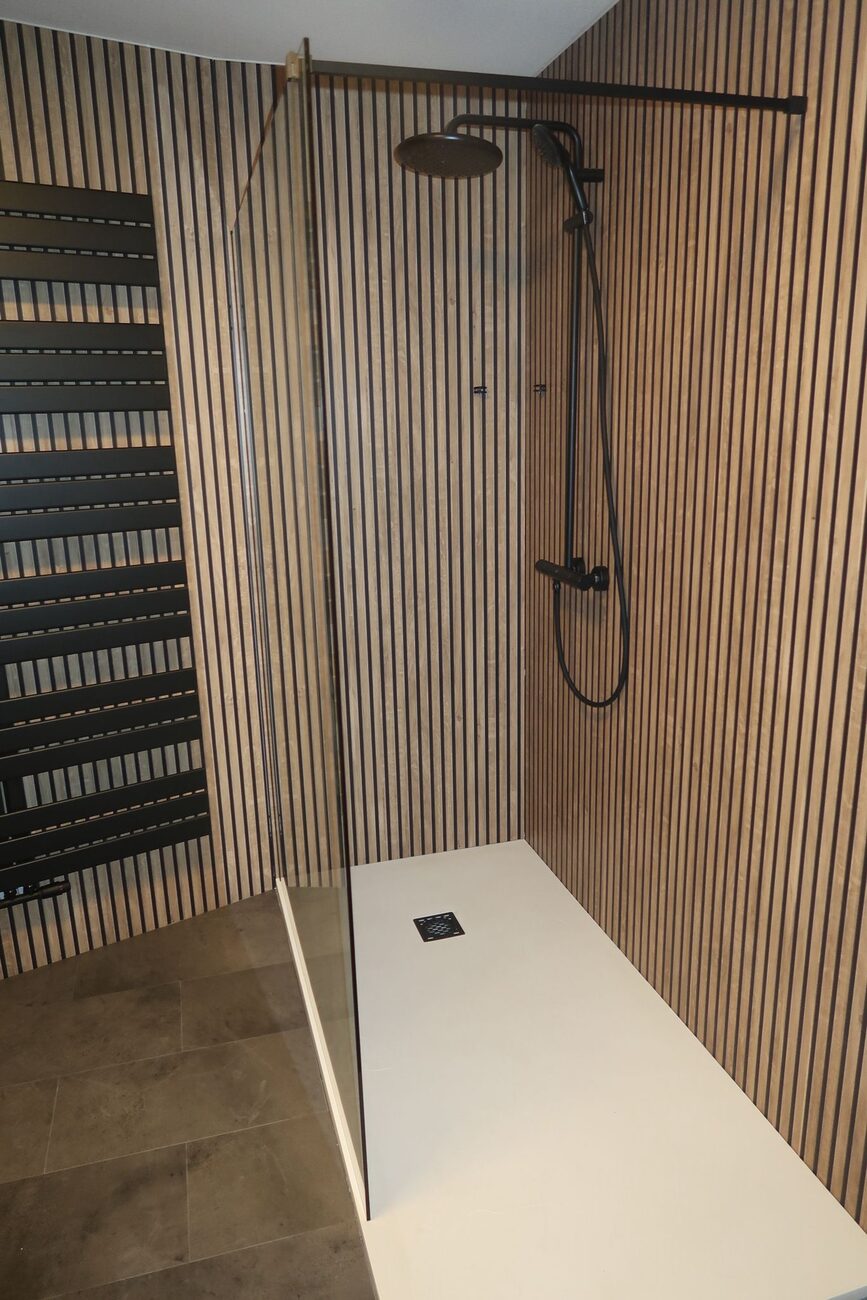 Moderne badkamer met houten lattenwand en inloopdouche