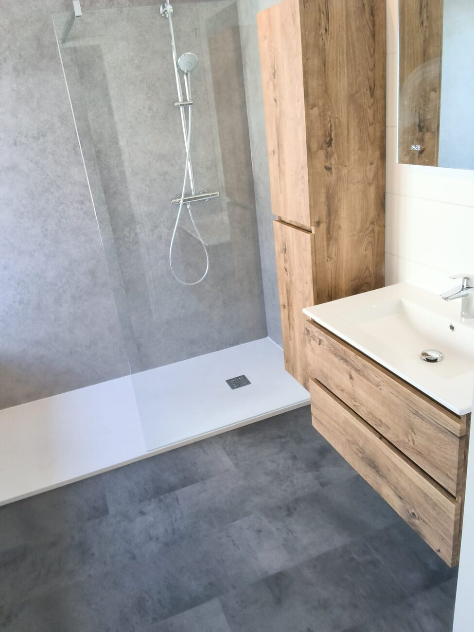 Moderne badkamer met inloopdouche en houten meubels