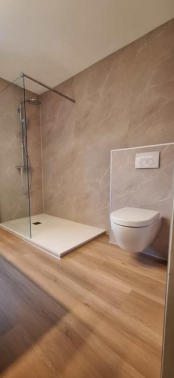 Moderne badkamer met inloopdouche, hangtoilet en houtlook vloer