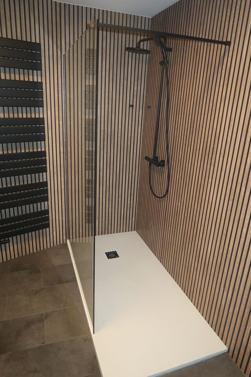 Moderne badkamer met houten lattenwand en inloopdouche