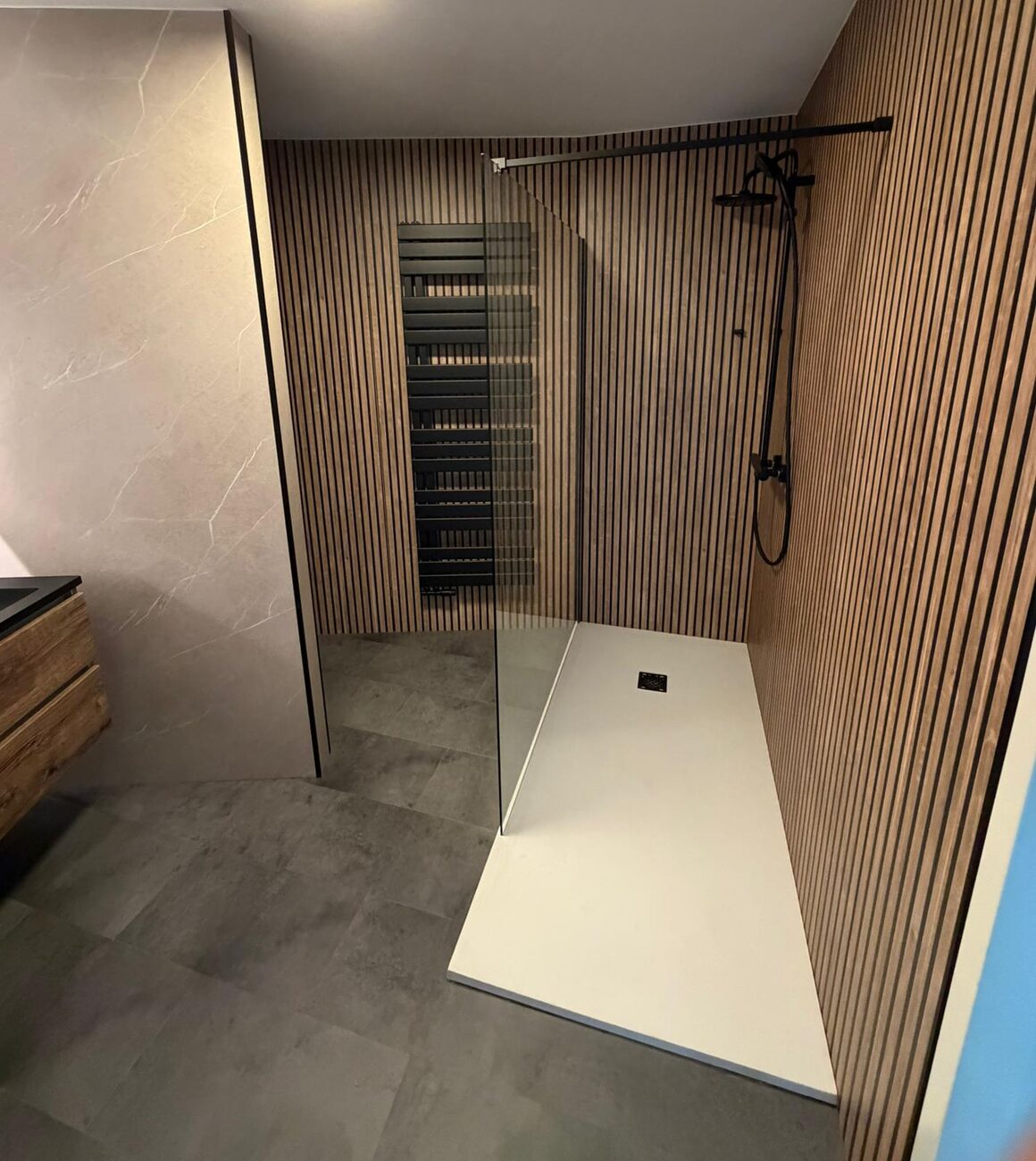 Moderne badkamer met houten lattenwand en inloopdouche