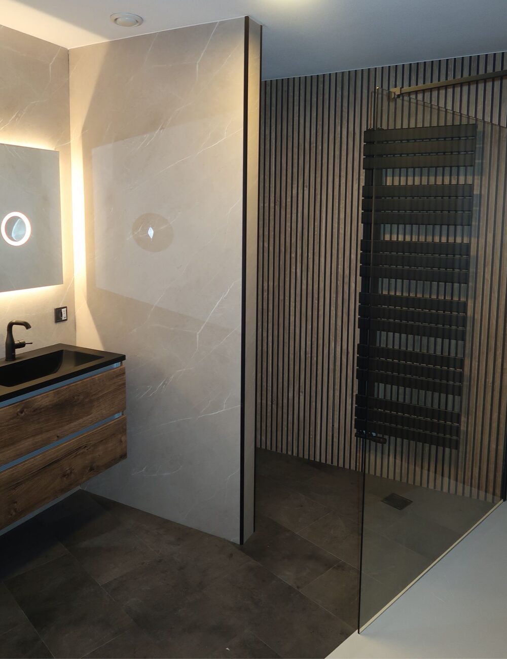 Moderne badkamer met houten wastafelmeubel en inloopdouche