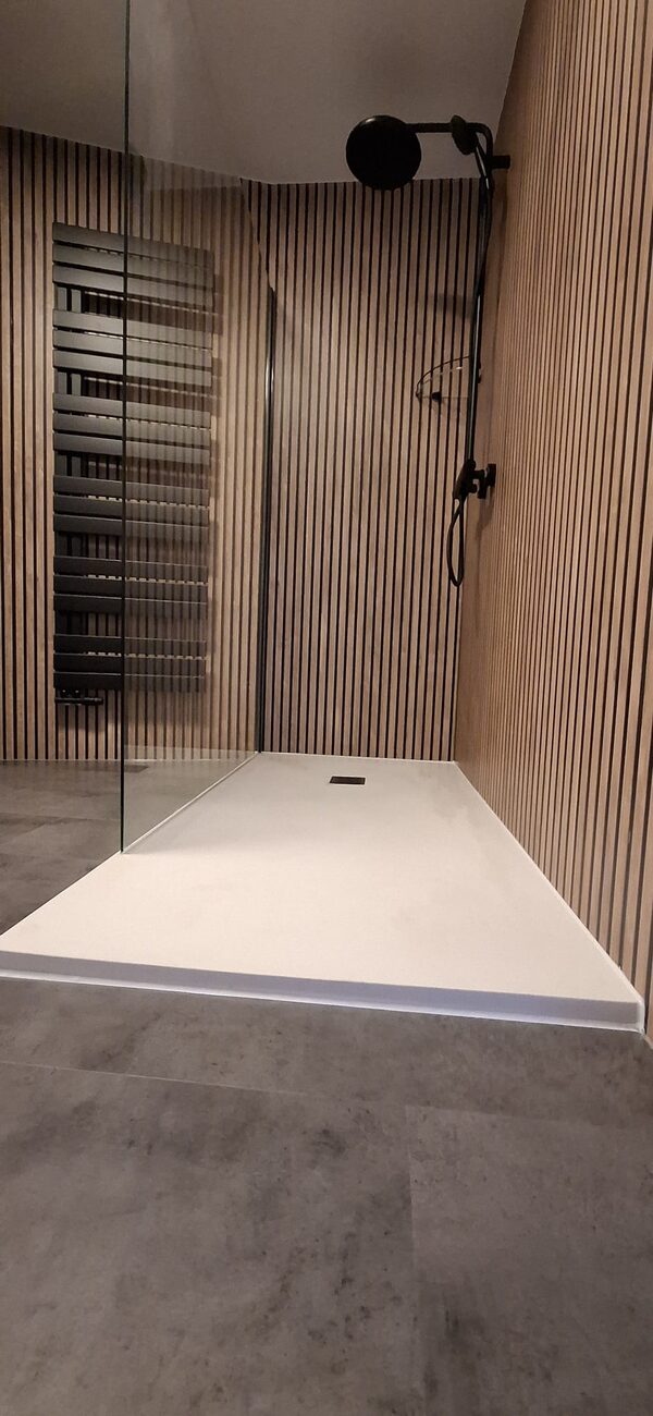 Moderne badkamer met inloopdouche, houten lattenwand en donkere vloertegels