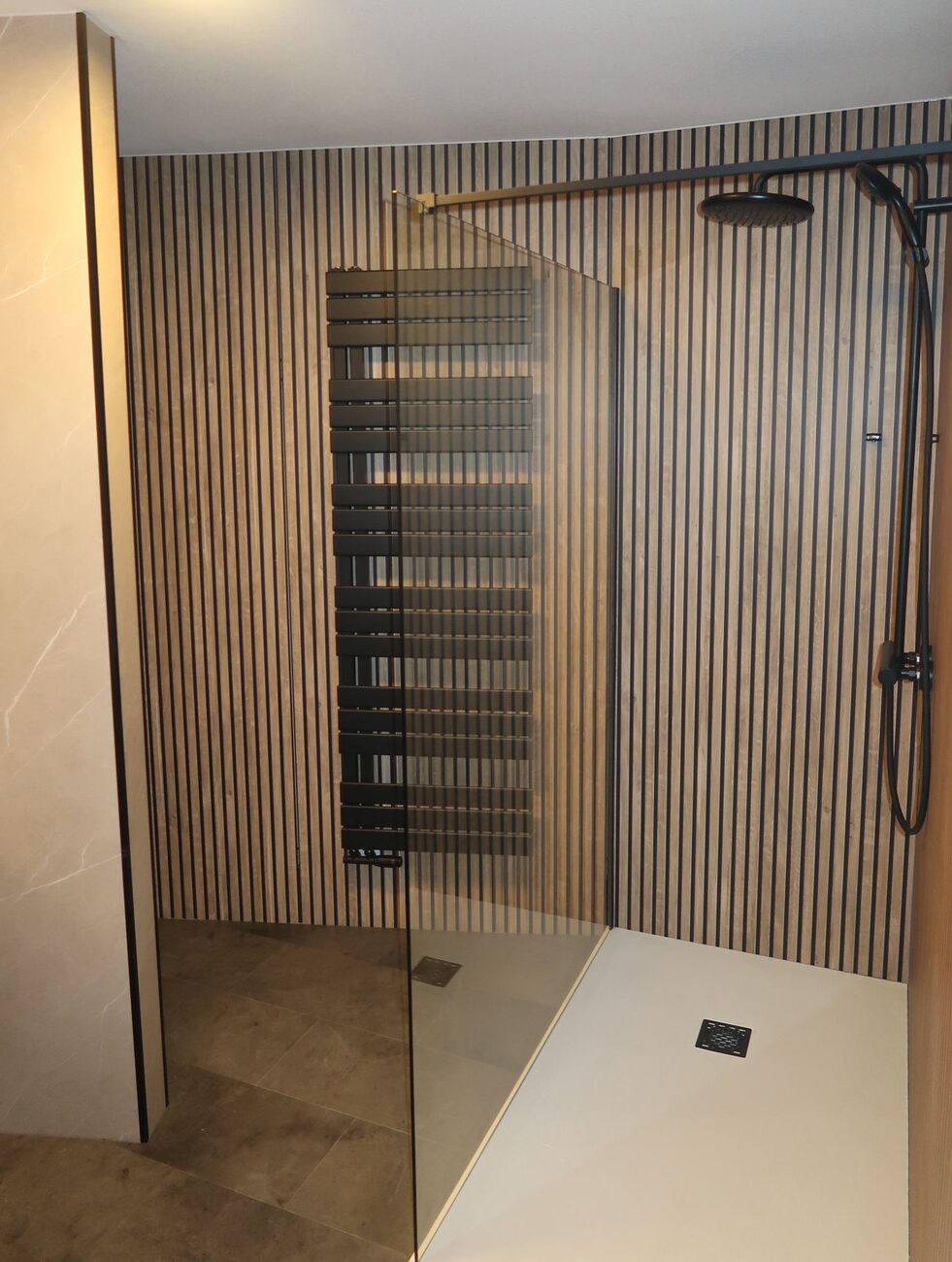Moderne badkamer met houten lattenwand en inloopdouche