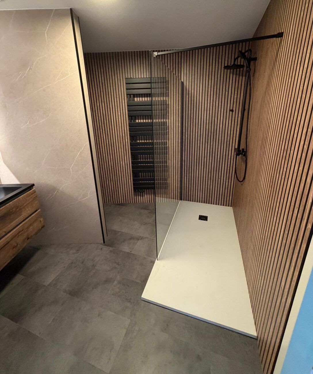 Moderne badkamer met houten lattenwand en inloopdouche