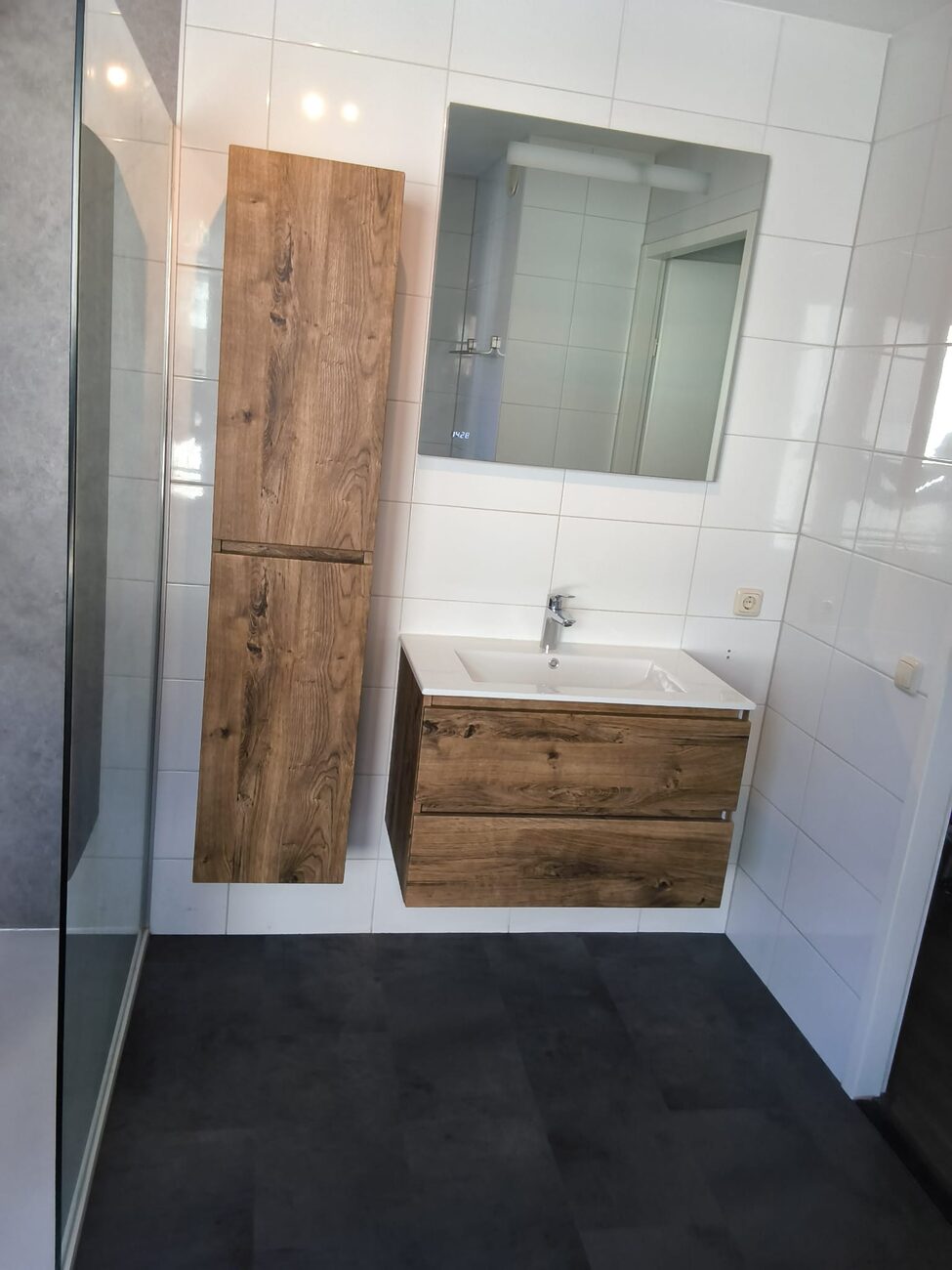 Moderne badkamer met houten meubels en witte tegels