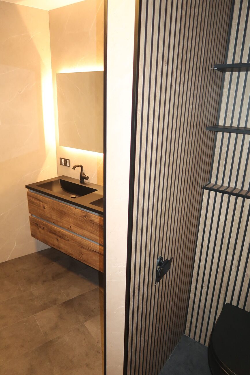 Moderne badkamer met houten wastafelmeubel en lattenwand