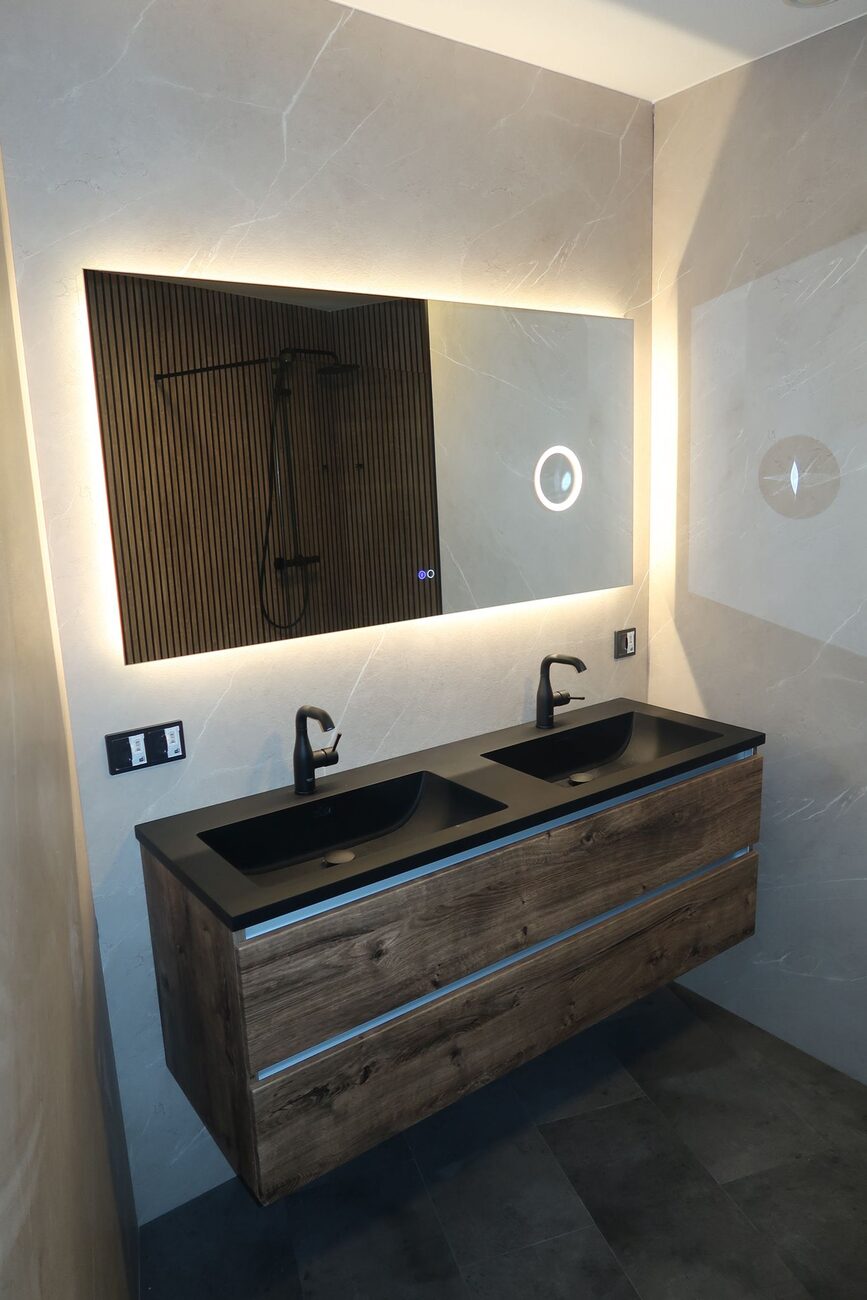 Moderne badkamer met dubbele wastafel en verlichte spiegel