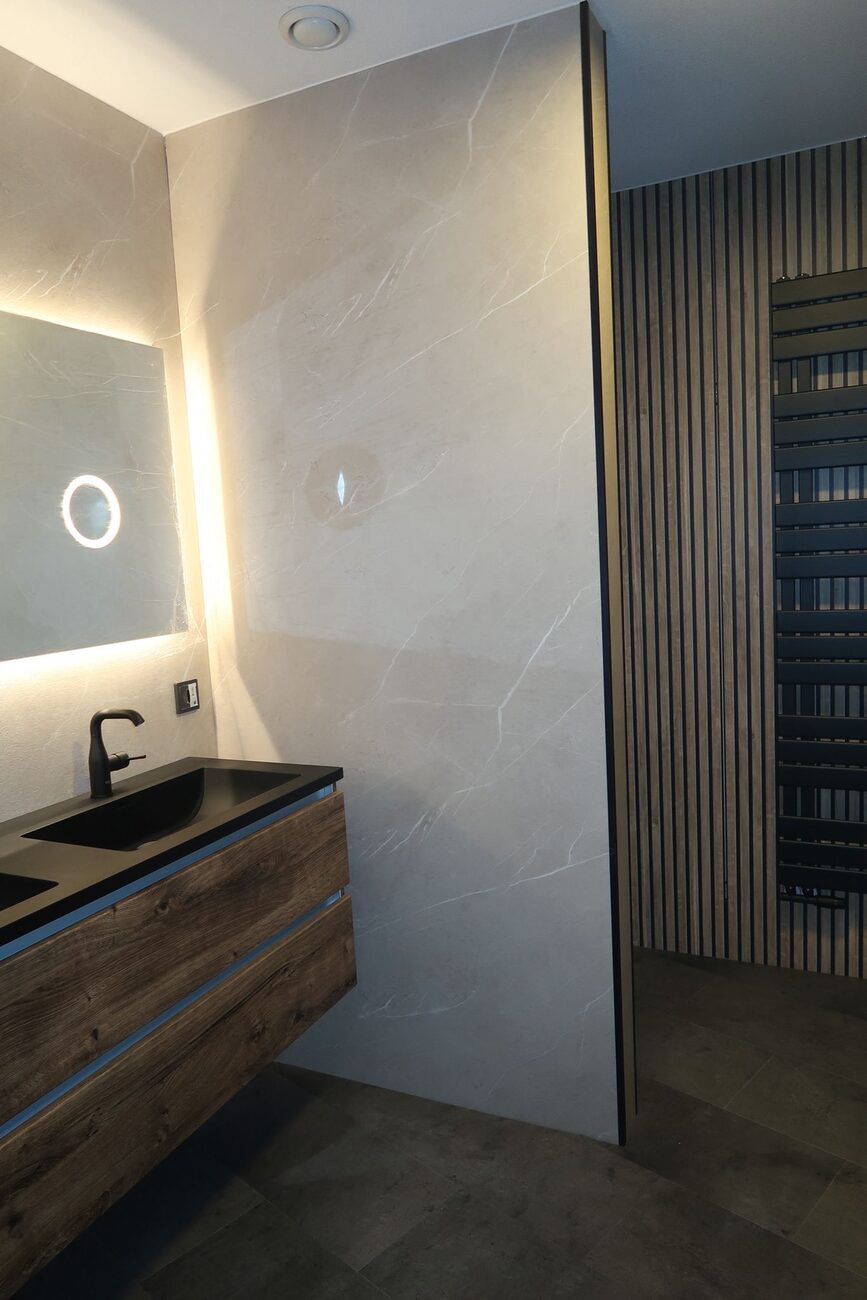 Moderne badkamer met houten wastafelmeubel en marmerlook tegels