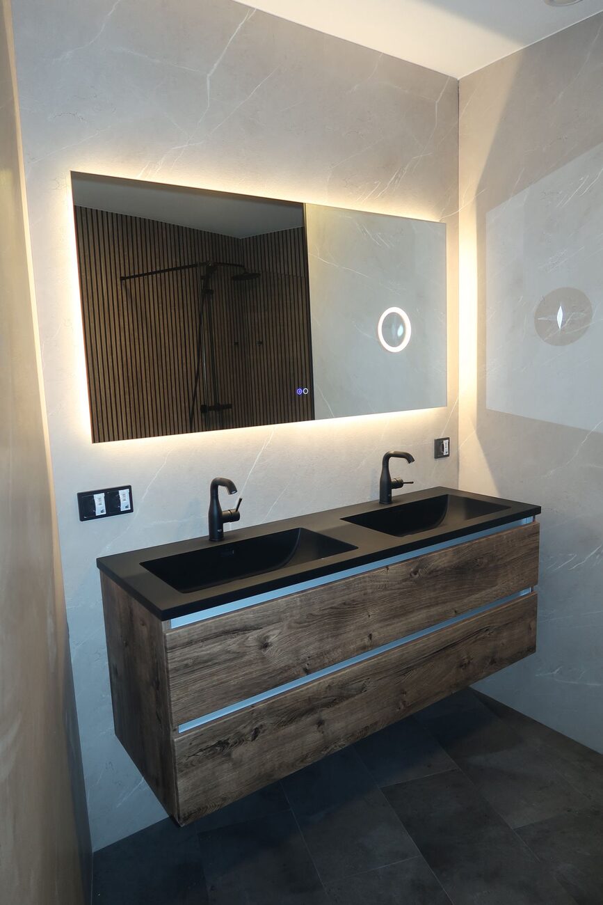 Moderne badkamer met dubbele wastafel en verlichte spiegel