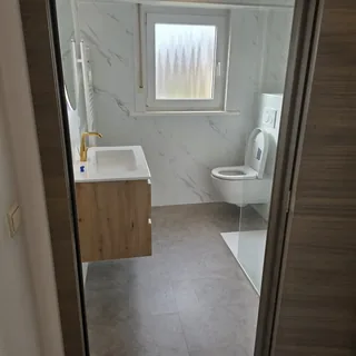 Resultaat na de renovatie: drempelloze douche, antislipvloer, inloopdouche