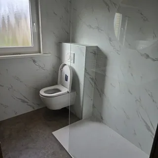 Resultaat na de renovatie: drempelloze douche, antislipvloer, inloopdouche