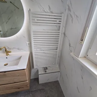 Resultaat na de renovatie: drempelloze douche, antislipvloer, inloopdouche