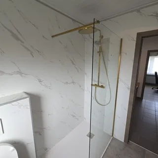 Resultaat na de renovatie: drempelloze douche, antislipvloer, inloopdouche