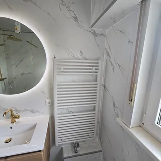 Resultaat na de renovatie: drempelloze douche, antislipvloer, inloopdouche