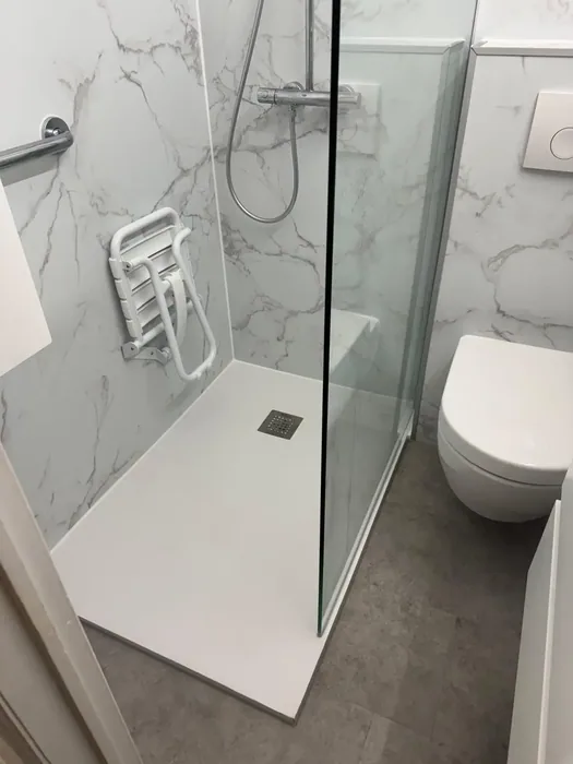 Inloopdouche met marmerlook panelen, opklapbaar douchezitje, steunbeugel en hangtoilet