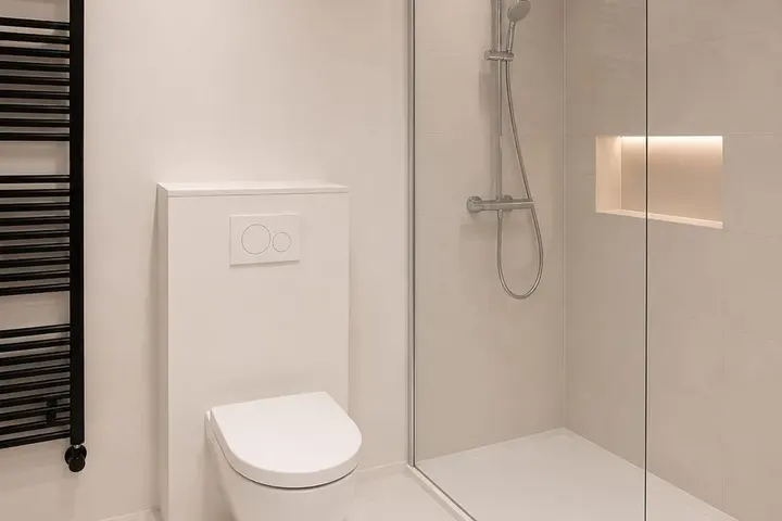 Lichte badkamer met inloopdouche achter glazen wand, hangtoilet, nisverlichting en zwarte radiator