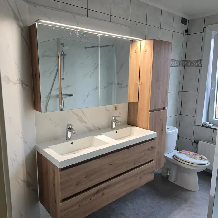 Dubbel wastafelmeubel in eikenlook met spiegelkast en ledverlichting, hoge kast en marmerlook wandpanelen