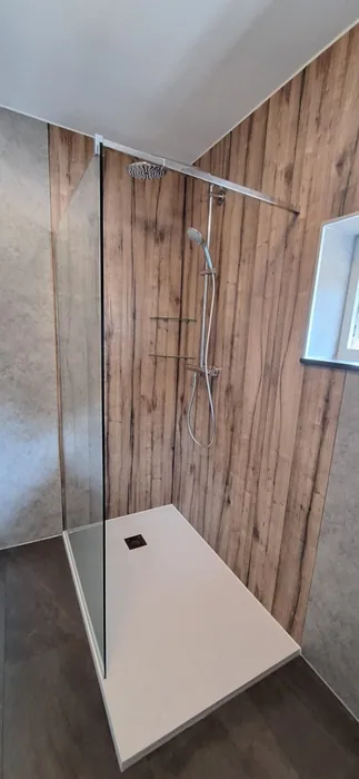 Inloopdouche met wandpanelen in houtlook, glazen wand, regendouche en witte douchebak